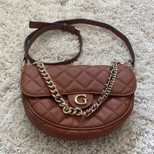 Gorgeous Guess Gillian crossbody flap handbag. Perfect for fall 🤎